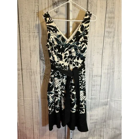 Jones Wear Dress Women’s Size 14 White Black And Blue Floral V Neck Dress Belted - Picture 1 of 4